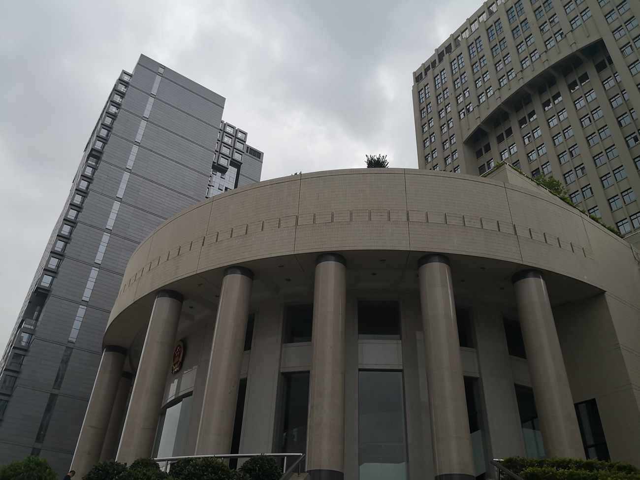 经法律文书确认的不动产物权所有人,可对抗针对名义物权所有人强制执行